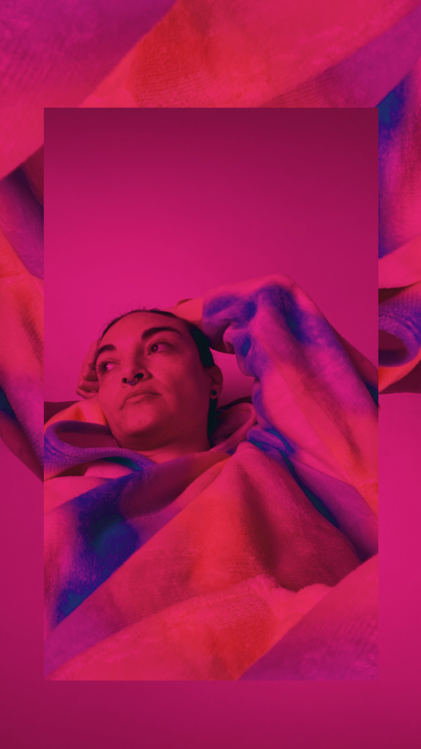 Yo, con fondo magenta y zules (es un filtro de instagram), salgo haciéndome la interesante mirando como pal horizonte, pero en realidad estoy acostada modo pasta sobre el sillón, usando un poleron gigante modo peluche de hibernacion, pelo tomado, se me ve el septum. Hola, un gusto que veas este delirio de descripción de imagen :))