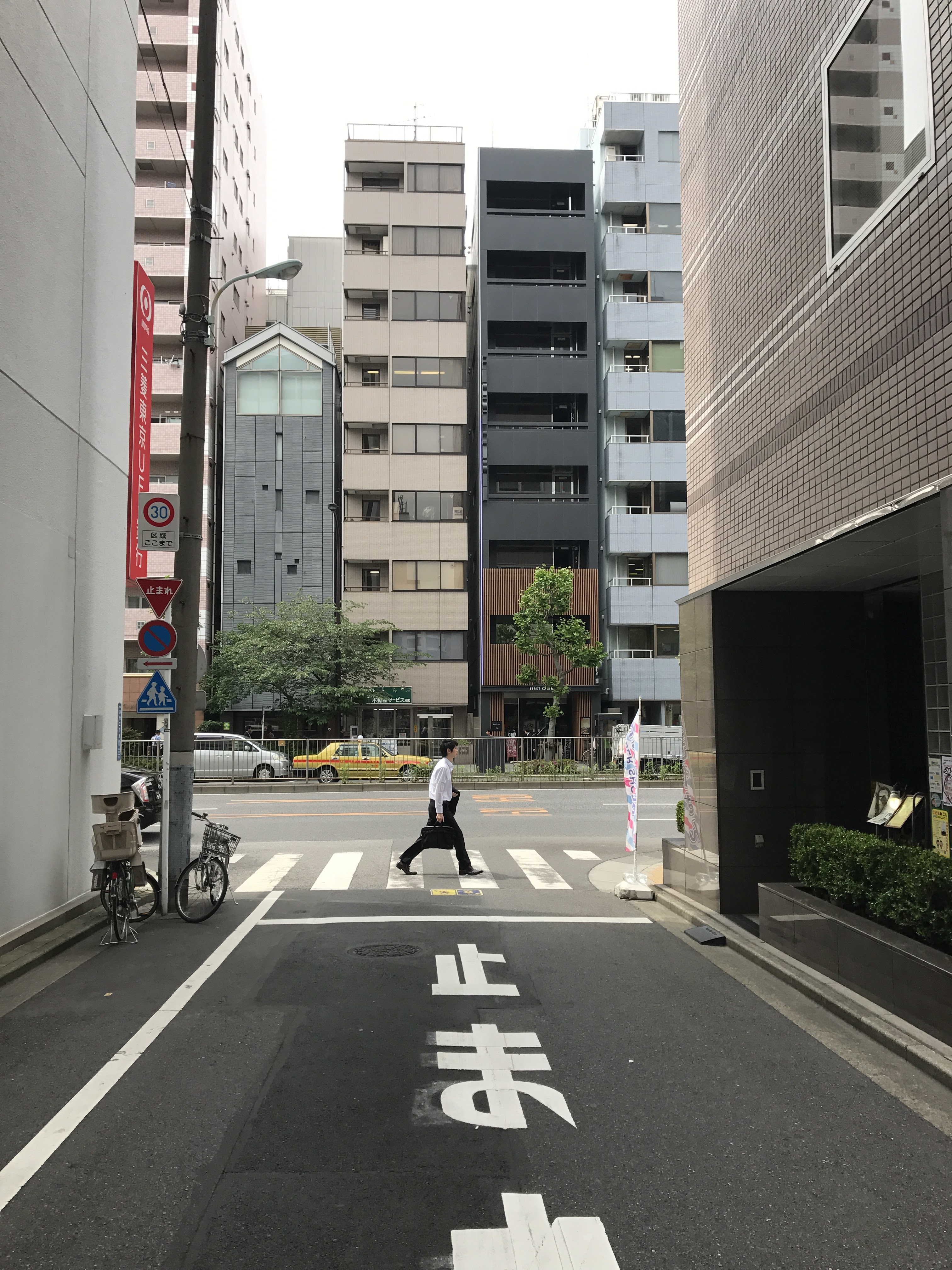 Una vez fui a Japón y mi ñoño corazón no lo supera. Esta es mirando desde una callecita/callejon hacia una avenida. Se ve un texto en japones en el suelo que quizá dice "pare", o quizá dice "abajo el capitalismo" - lo dudo- y curzando por un paso peatonal un típico señor de camisa blanca, pantalones negros y corbata, con un maletín. La toma la logré justo con el señor en el centro, qué me decí, lo transformé en uno de los Beatles versión Haruki Murakami.